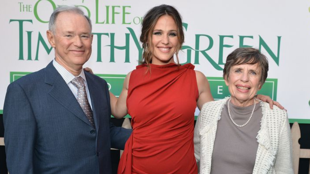Jennifer Garner posing with her mother Patricia Ann Garner and father William John Garner at a red carpet event.